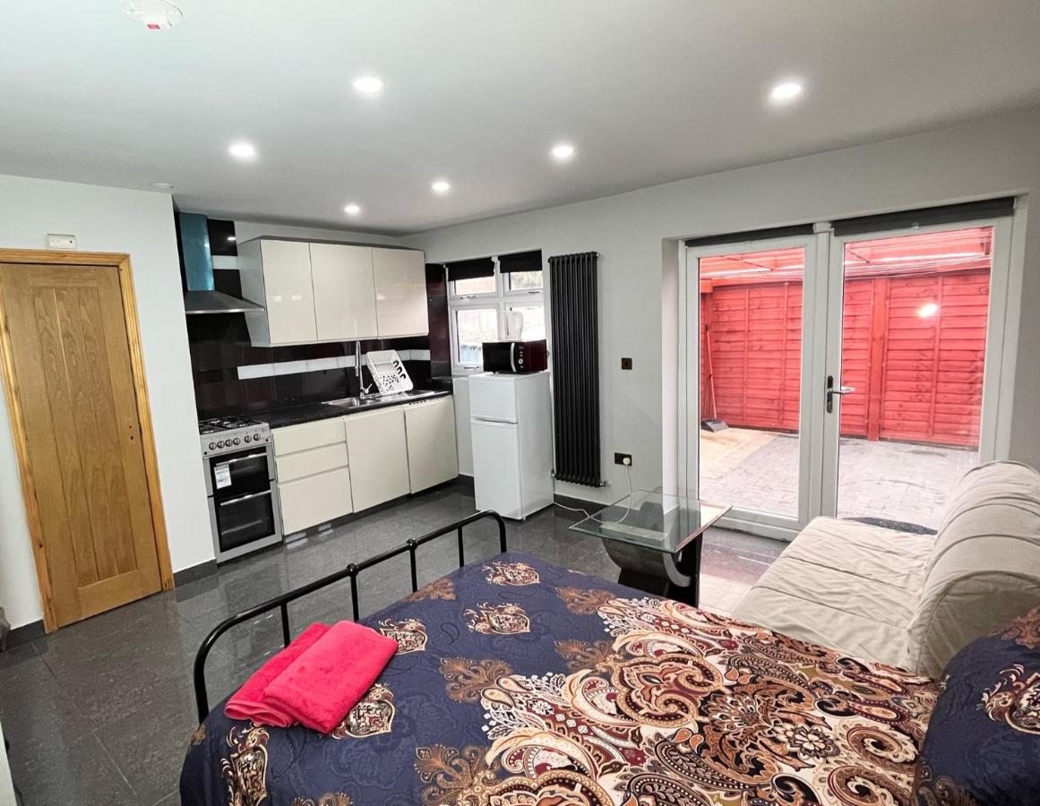 Full Studio Near Heathrow Airport & London Hayes  Exterior foto