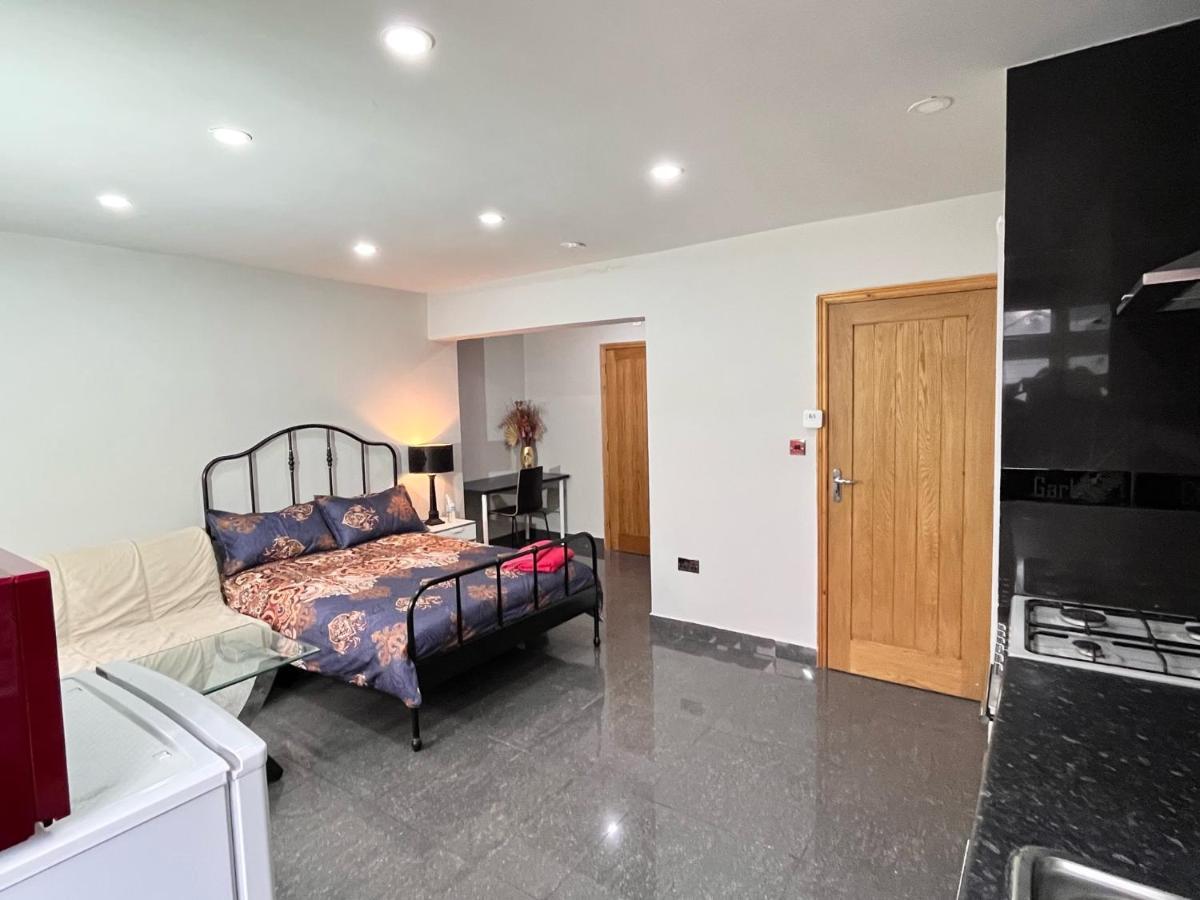 Full Studio Near Heathrow Airport & London Hayes  Exterior foto